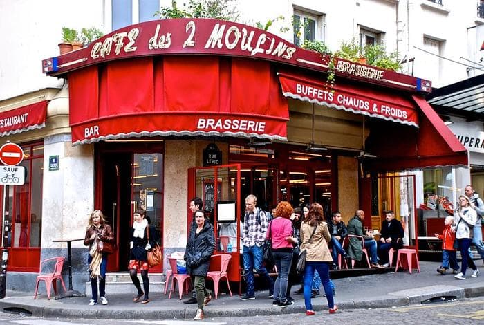 Café des deux Moulins depuis la rue Lepic