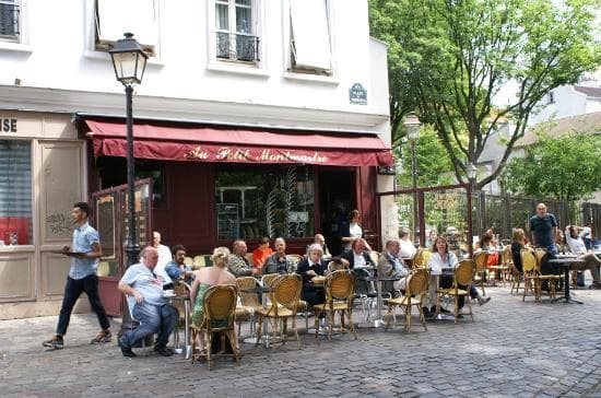 Un bar place des Abbesses avant de visiter Montmartre