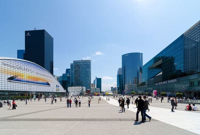 Le Parvis de la Défense avec le CNIT à gauche et les Quatre Temps à droite