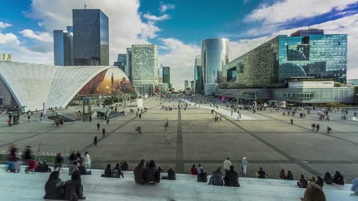 Le parvis de la Défense depuis les marches de la Grande Arche