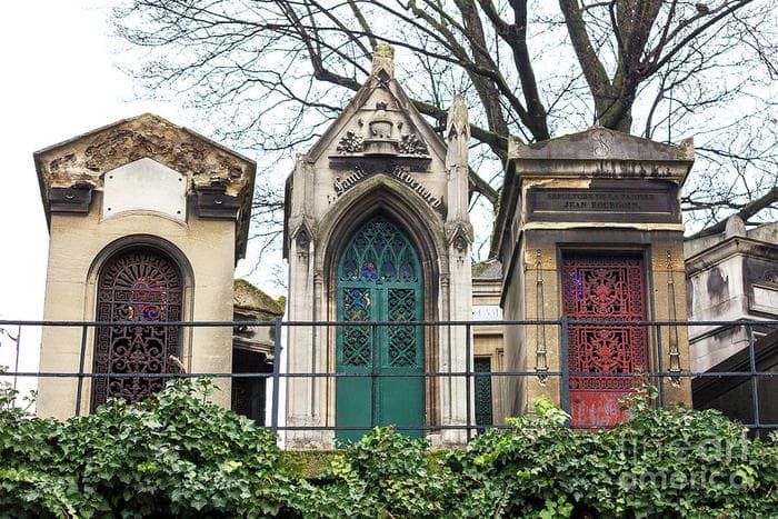 Tombeaux colorés au cimetière Montmartre