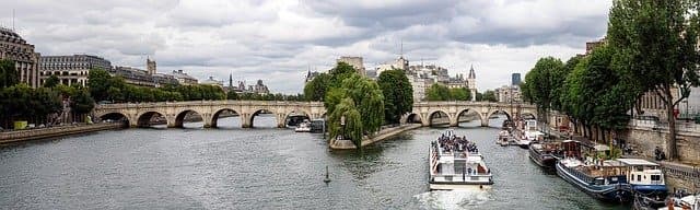 Visiter les quais de Seine.